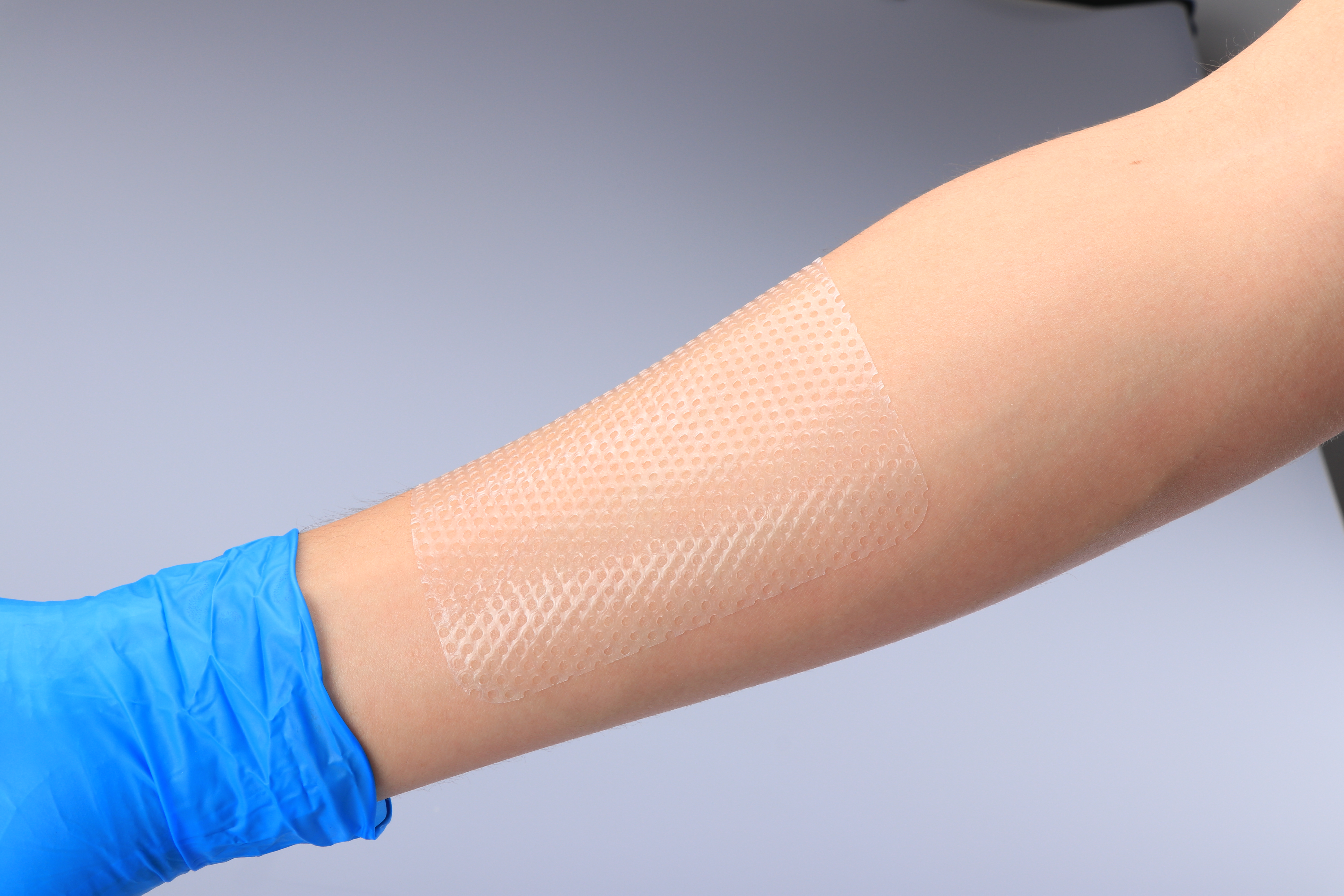 Strato di contatto in silicone di adesione ipoallergenico per la protezione della pelle